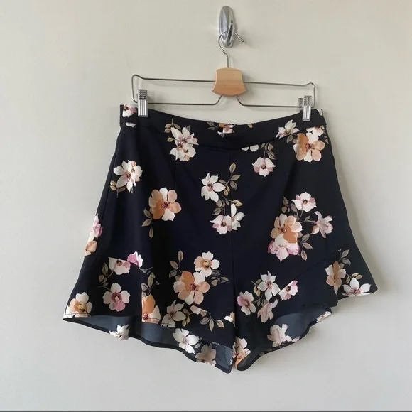 DYNAMITE-HIGH Rise Ruffle Hem Floral Shorts (Size:Large) - Picture 3 of 10